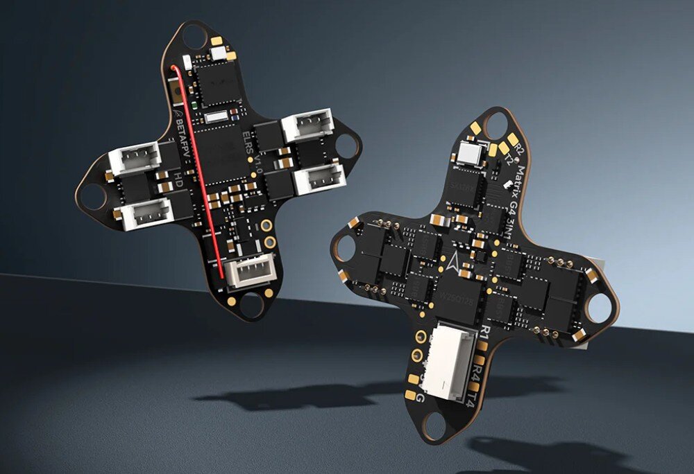 Dron BETAFPV Meteor65 Pro O4 Dwie płytki elektroniczne kontrolera lotu pokazujące rozmieszczenie podzespołów z obu stron na ciemnym tle