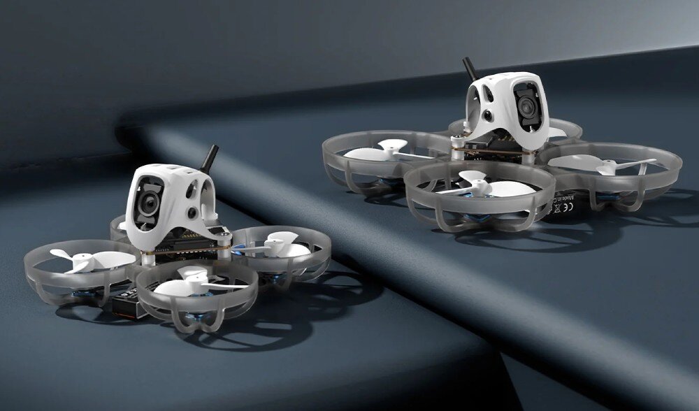 Dron BETAFPV Meteor65 Pro O4 Dwa małe drony ustawione jeden za drugim na niebieskim schodkowym podłożu
