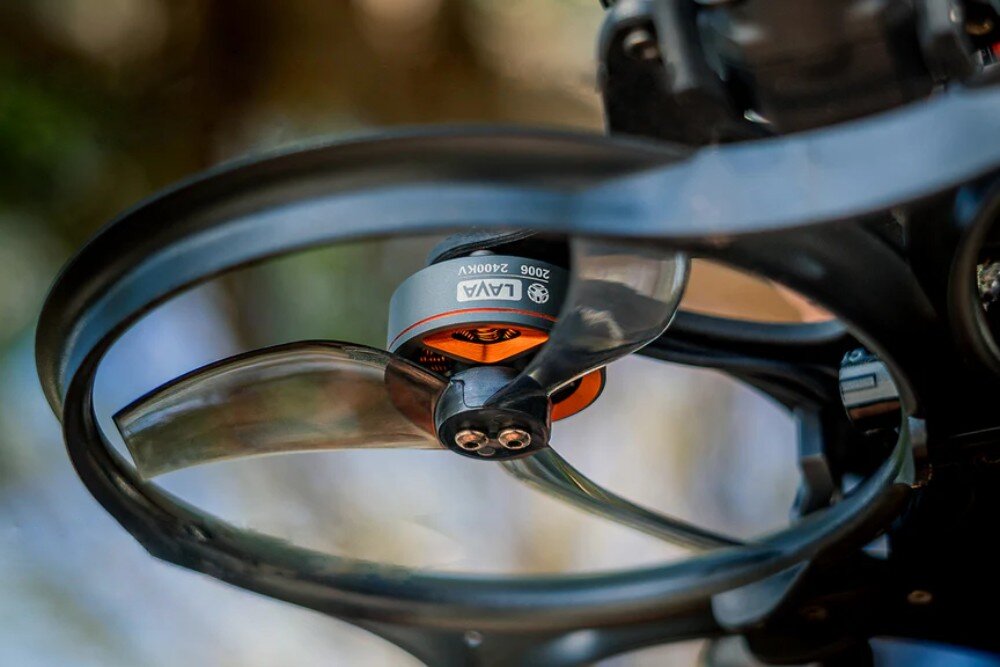 Dron BETAFPV Pavo35 Detal silnika bezszczotkowego serii LAVA oraz fragment przezroczystego śmigła wewnątrz osłony