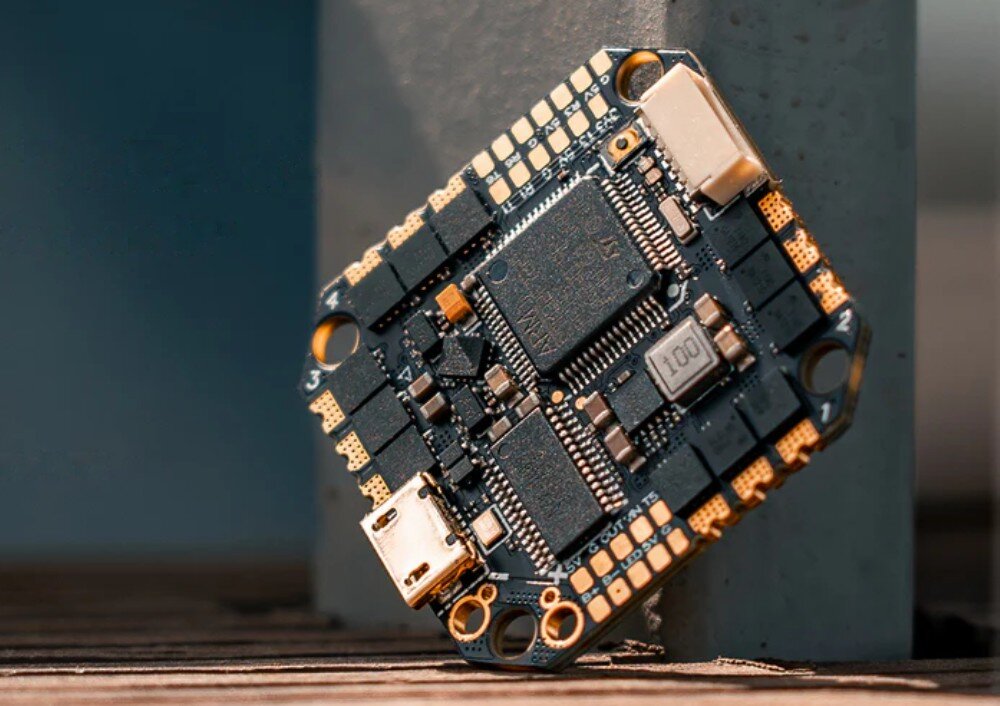 Dron BETAFPV Pavo35 Zbliżenie na elektronikę kontrolera lotu typu AIO z widocznymi procesorami i złączami lutowniczymi