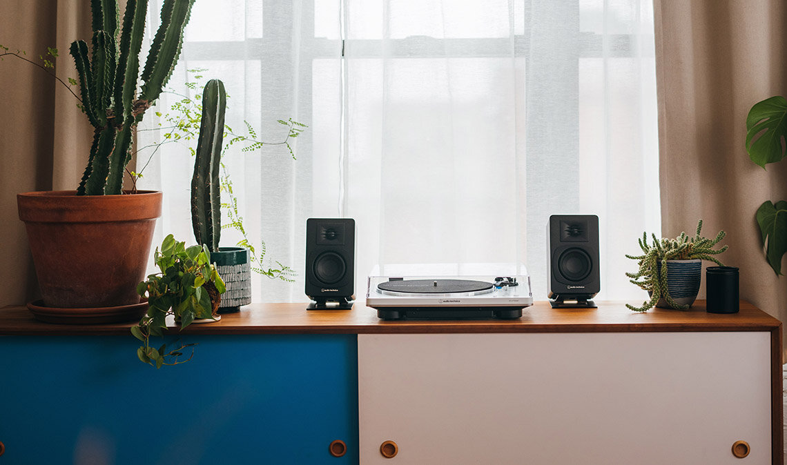 Kolumny głośnikowe Audio-Technica AT-SP3X Bluetooth DSP gramofon komputer smartfon, kolumny stojące obok gramofonu na szafce