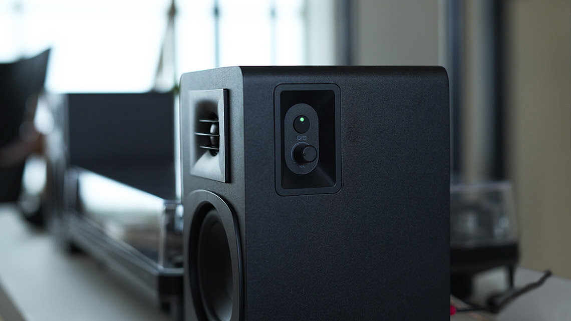 Kolumny głośnikowe Audio-Technica AT-SP3X 30W woofer 3 cal tweeter 1.1 cal stereo, kolumna stojąca obok gramofonu na szafce