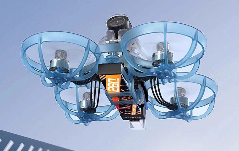 Dron BETAFPV Air65 Elrs 2.4G Dron widoczny od dołu w locie z pomarańczową baterią na tle nieba 