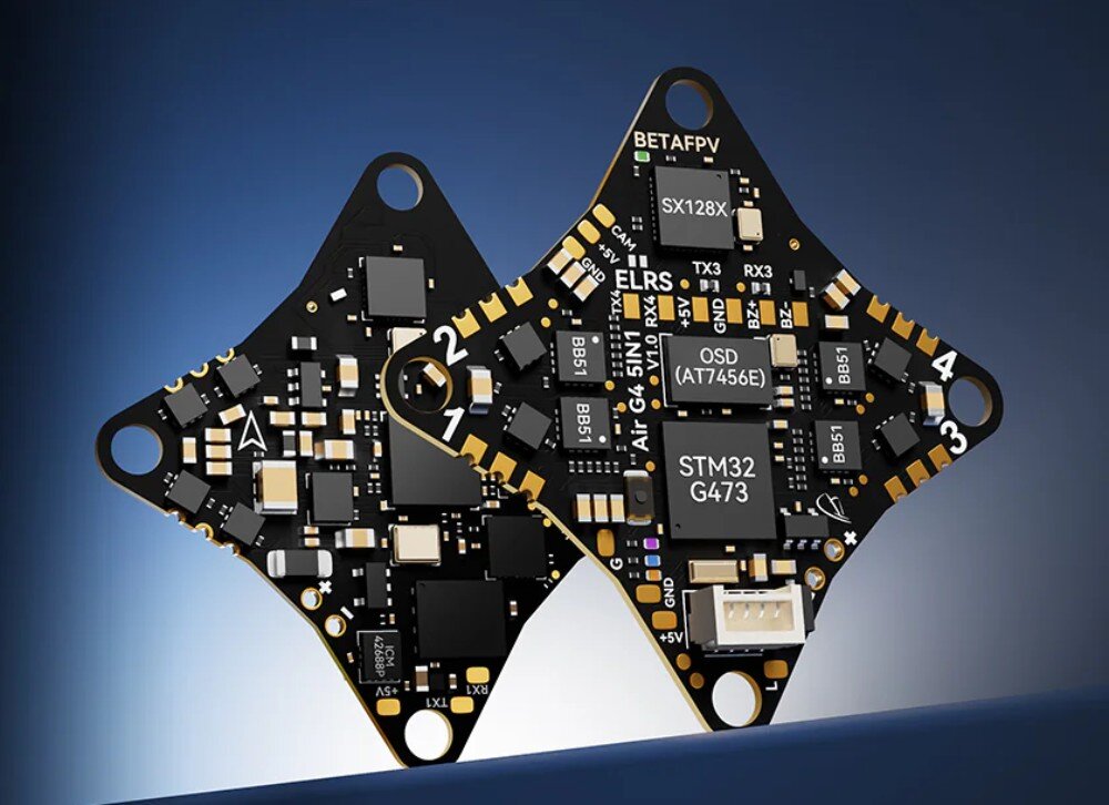 Dron BETAFPV Air65 Elrs 2.4G Dwie czarne płytki elektroniczne w kształcie rombu z widocznymi układami scalonymi