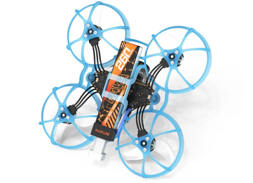 Dron BETAFPV Air65 Elrs 2.4G Widok od spodu drona z podłączonym pomarańczowym akumulatorem i widocznymi przewodami