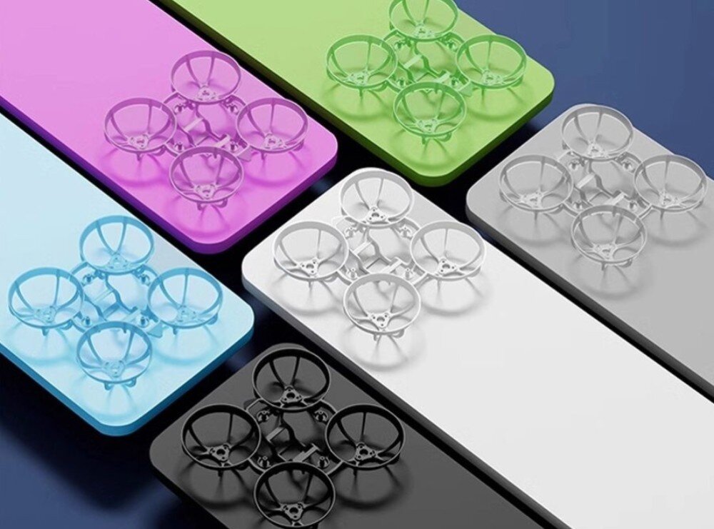 Dron BETAFPV Air65 Elrs 2.4G Kolekcja kolorowych plastikowych ram do dronów ułożonych na pasujących tłach