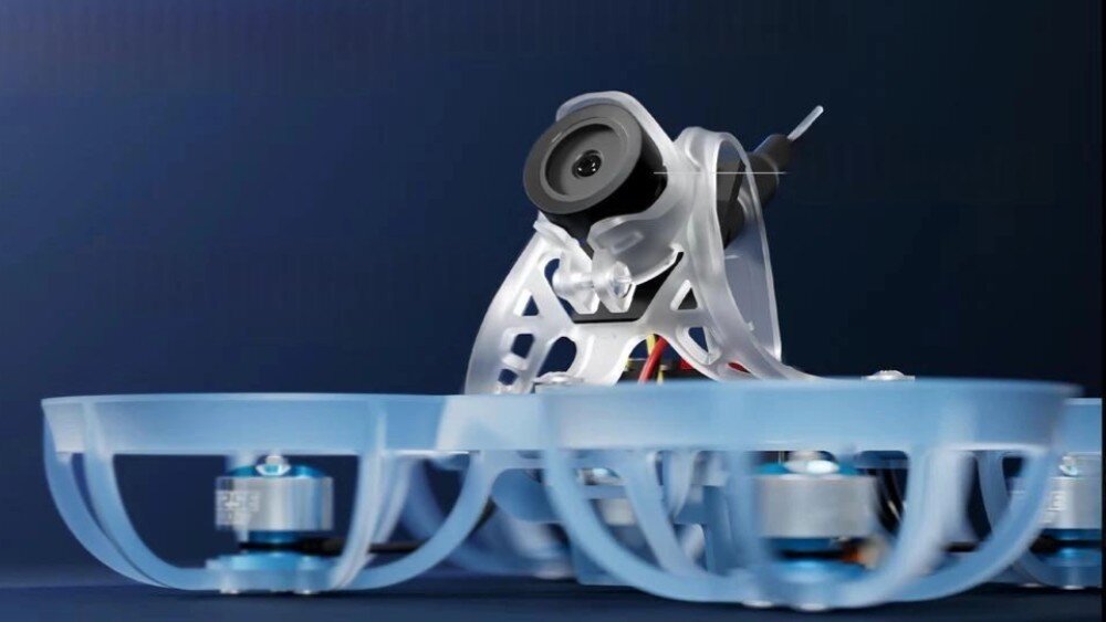 Dron BETAFPV Air65 Elrs 2.4G Zbliżenie na kamerę drona zamontowaną w ażurowym uchwycie z tworzywa