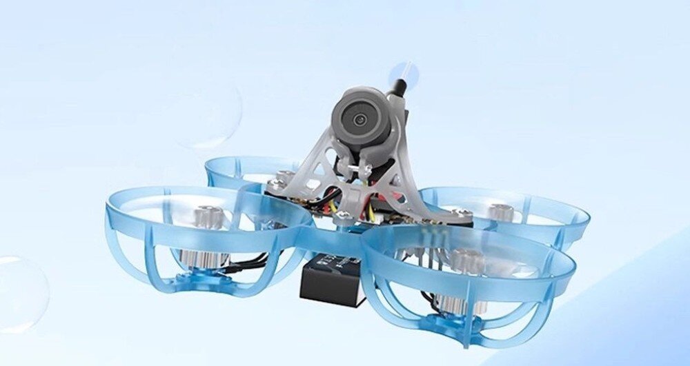 Dron BETAFPV Air65 Elrs 2.4G Mały dron z niebieską ramą i kamerą na górze na jasnym tle z napisem 17.1g