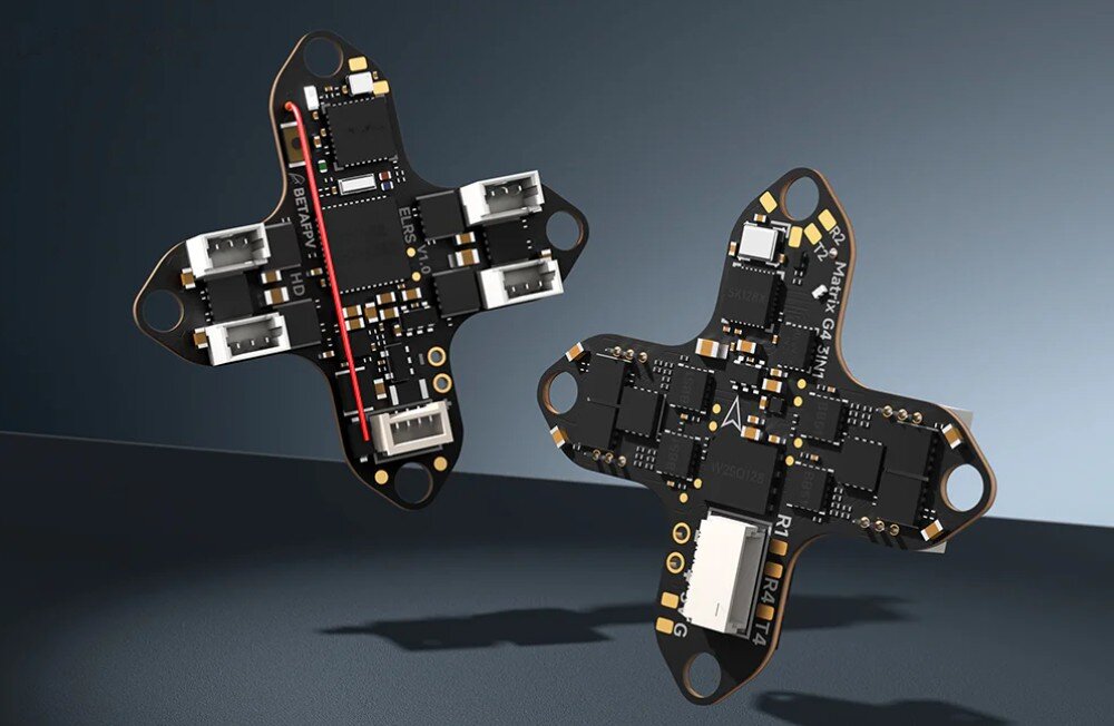 Dron BETAFPV Meteor75 Pro O4 Dwie czarne płytki drukowane kontrolera lotu w kształcie krzyża pokazane z awersu i rewersu z widocznymi białymi złączami