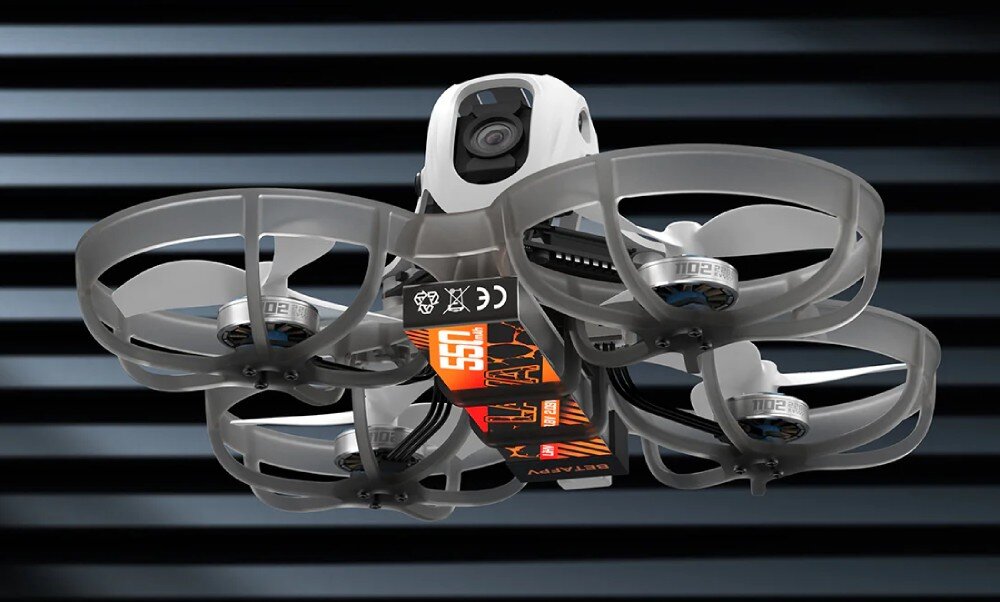 Dron BETAFPV Meteor75 Pro O4 Widok drona od spodu ukazujący zainstalowany pomarańczowy akumulator oraz cztery śmigła zamknięte w szarych osłonach ochronnych