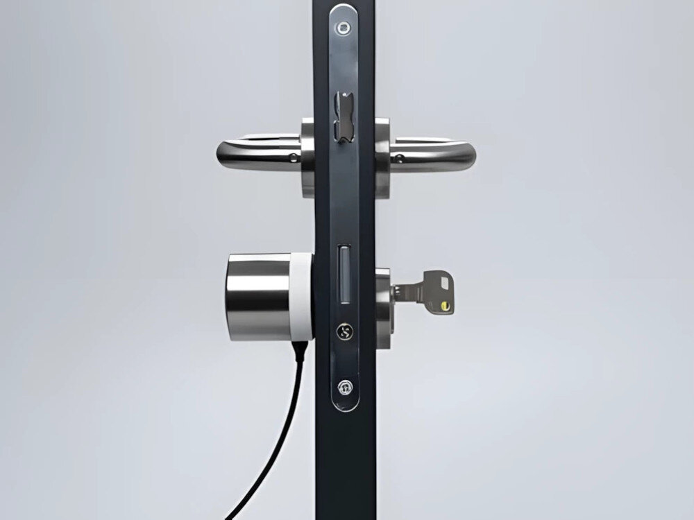 Zamek NUKI Smart Lock Ultra, akumulator, ładowanie, bateria, czas, Przekrój drzwi z zamontowanym elektronicznym zamkiem.