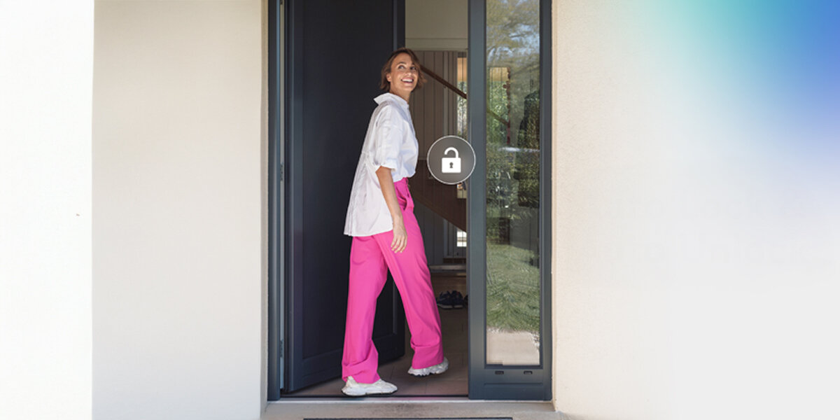 Zamek Nuki Smart Lock Go, zamek, harmonogram, nadawanie, odbieranie, kobieta wchodzi do domu uśmiechając się