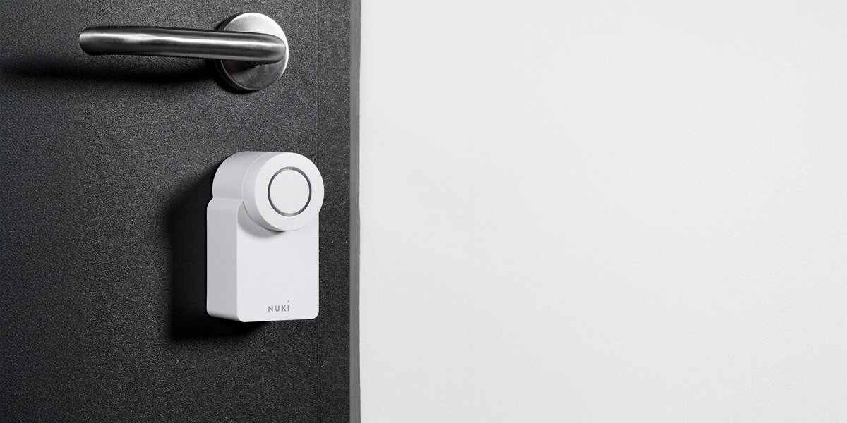 Zamek Nuki Smart Lock Go, baterie, użytkowanie, eksploatowane, zakres, temperatura, na białym tle zamek na drzwiach