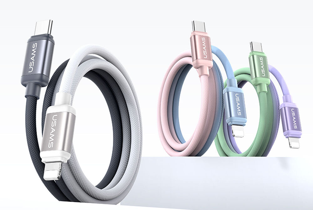 Na obrazie widoczne są cztery kable USB-C - Lightning w różnych kolorach: czarno-białym, różowym, niebieskim i zielonym. Na każdym z kabli znajduje się logo \'USAMS\'.