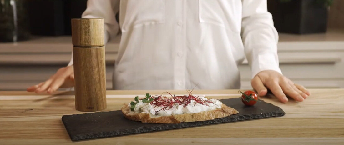 Młynek do przypraw ADHOC Acacia Elegancja Drewna Akacjowego wykonanie wysoka jakość naturalny wygląd