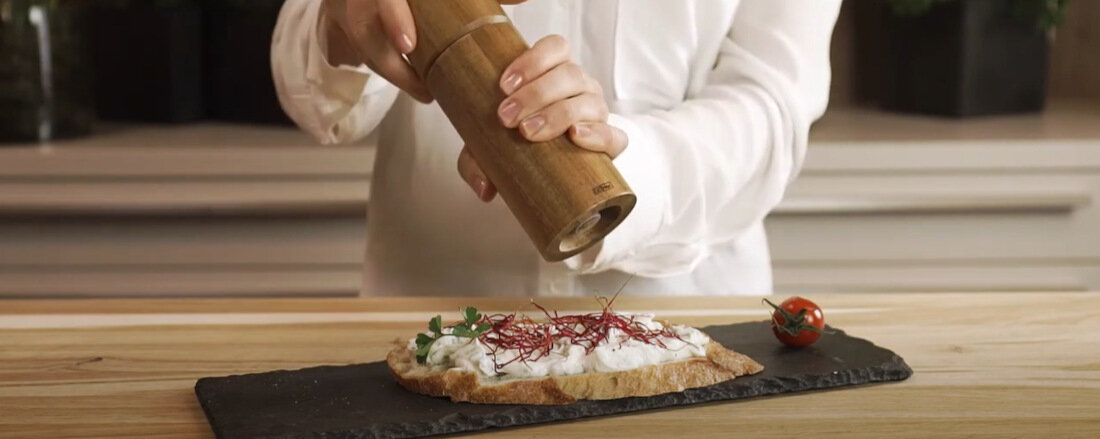 Młynek do przypraw ADHOC Acacia Precyzyjna Regulacja Mielenia Bezstopniowa regulacja dostosowanie grubość preferencje Przemyślana konstrukcja łatwe napełnianie