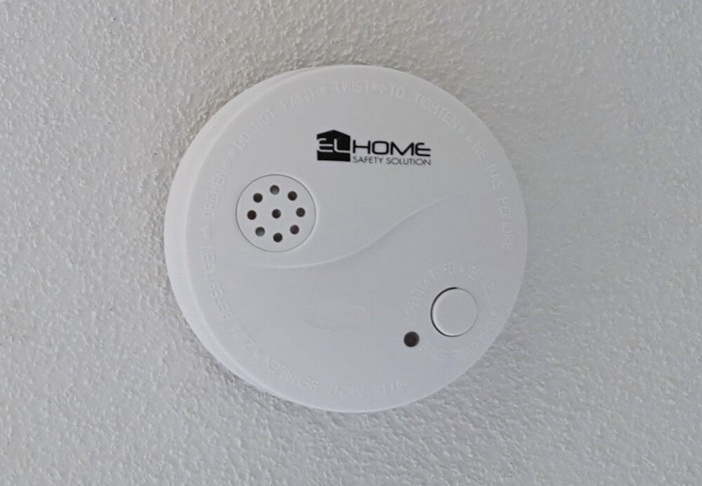 Czujnik dymu EL-HOME SD-11B8 najwyzszy poziom bezpieczenstwa w domach i miejscach pracy zaawansowana technologia przetestowany certyfikowany zgodnie z Dyrektywa Budowlana 89/106/EWG wysoka jakosc zgodnosc z europejskimi normami bezpieczenstwa