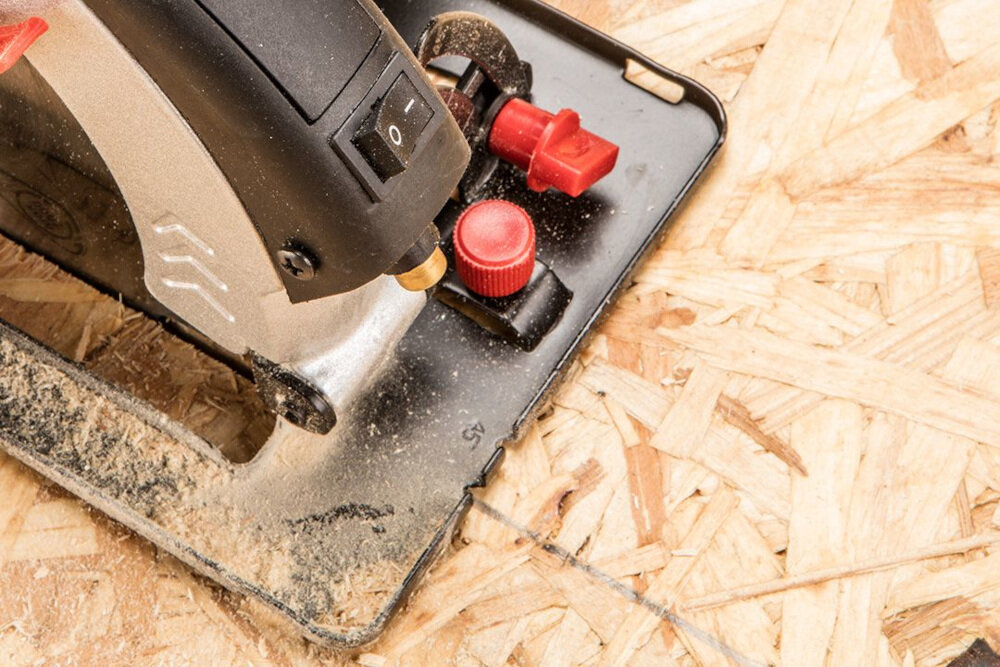 Pilarka tarczowa VERTO 52G682 innowacyjny mechanizm wykonywania precyzyjnych cięć wgłębnych w drewnie cięcie pod kątem 45 i 90 stopni maksymalna głębokość cięcia pod kątem 45 stopni do 34 mm pod kątem 90 stopni do 55 mm