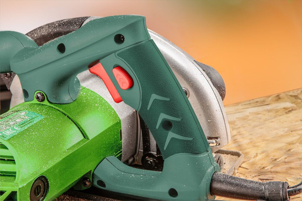 Pilarka tarczowa VERTO 52G682 pracuje w zgodzie z rygorystycznymi zasadami ergonomii wyprofilowana rękojeść pokryta antypoślizgowym tworzywem