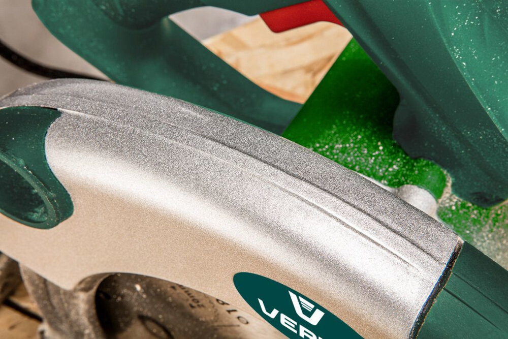 Pilarka tarczowa VERTO 52G684 blokada przed przypadkowym uruchomieniem sprzętu zgodna z europejskimi standardami bezpieczeństwa certyfikat CE