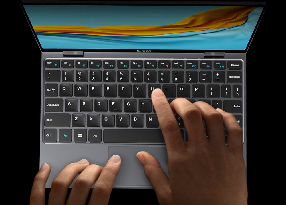 Ręce osoby na pełnowymiarowej klawiaturze laptopa podczas pisania.   klawiatura touchpad