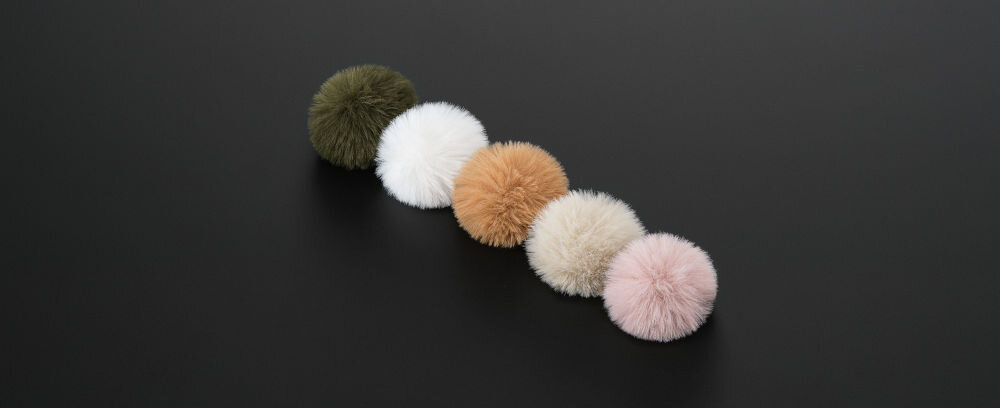 Osłona przeciwwietrzna DJI Mic 3 Kolorowy (5 szt.) prezentacja osłon ustawionych w rzędzie pod kątem na czarnym tle