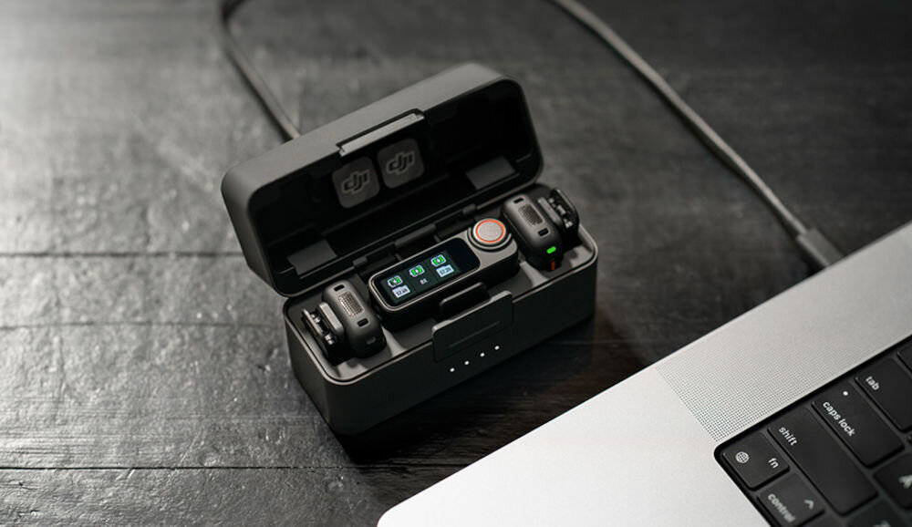 System bezprzewodowy DJI Mic 3 (2 TX + 1 RX + Etui ładujące) prezentacja otwartego etui podłączonego po kablu do laptopa na ciemnym tle nadajnik i odbiornik z długim czasem pracy i szybkim ładowaniem czas ładowania etui ładujące tryby oszczędzania energii automatyczne wyłączanie komfort