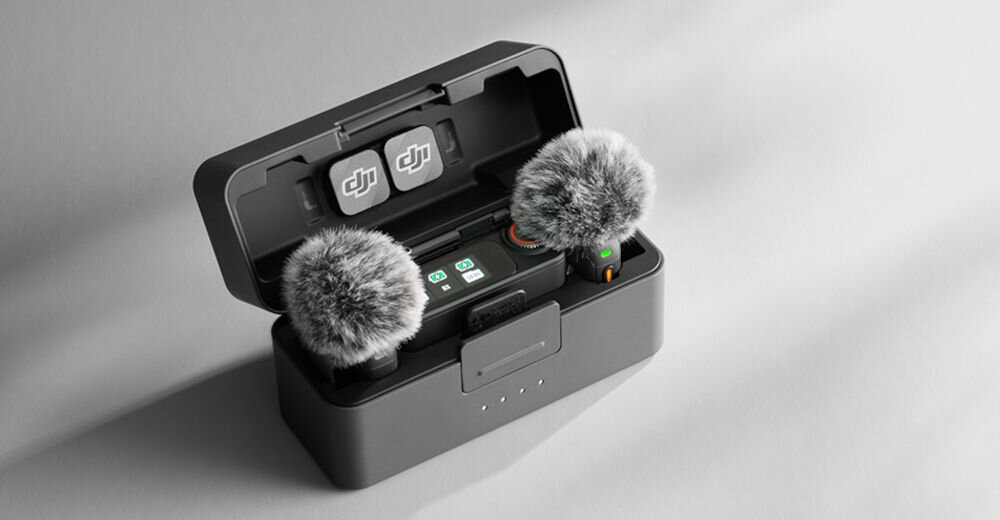Etui ładujące DJI Mic 3 prezentacja otwartego etui z zestawem w środku pod kątem na szarym tle