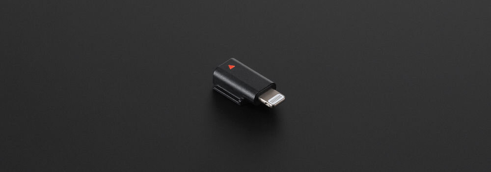Adapter do smartfonów DJI Mic 3 Lightning prezentacja adaptera pod kątem na czarnym tle łatwe bezpośrednie podłączenie smartfony Apple port Lightning wysoka jakość dźwięku iPhone