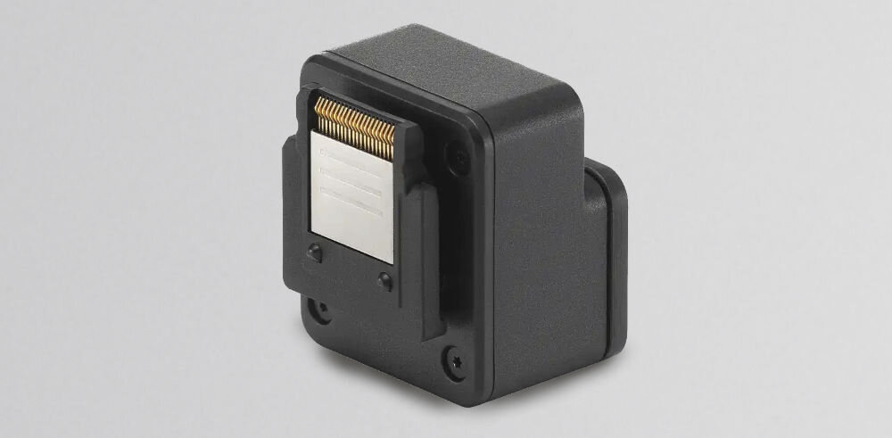 Adapter do aparatów DJI Mic Series prezentacja adaptera pod kątem na szarym tle