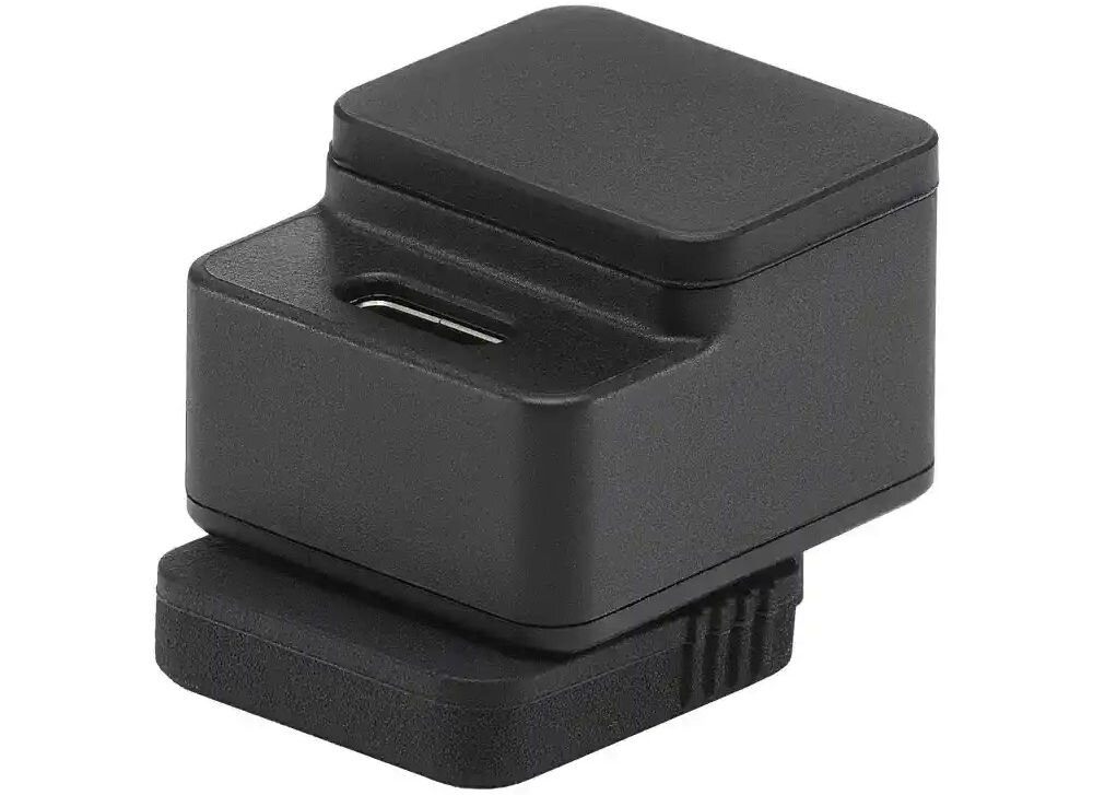 Adapter do aparatów DJI Mic Series prezentacja adaptera pod kątem na białym tle praktyczne akcesorium kompatybilność wysoka jakość dźwięku