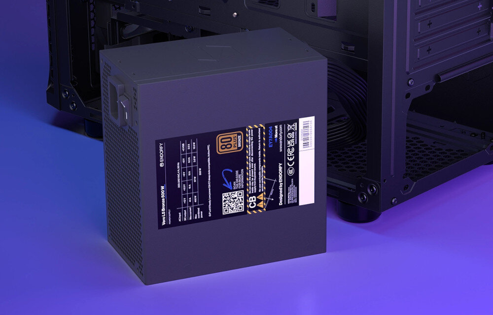 Komputer MAD DOG ENDORFY300AIR-A15DB16 Zasilacz komputerowy stojący obok obudowy. Widoczna jest jego etykieta informacyjna oraz certyfikat 80 Plus Bronze, zasilacz, moc, sprawność, certyfikat