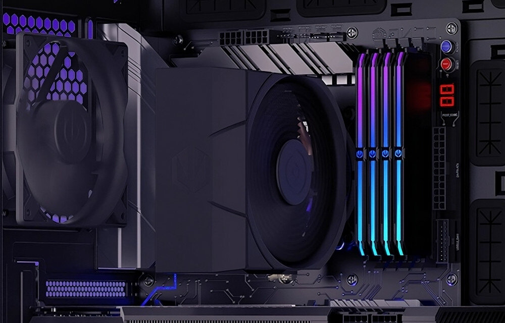Komputer MAD DOG ENDORFY300AIR-A15DB32 Zbliżenie na wnętrze komputera. Widoczny jest chłodzący wentylator procesora z podświetleniem RGB, chłodzenie procesora, wentylator, podświetlenie, radiator