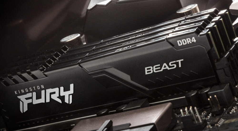 Komputer MAD DOG ENDORFY300AIR-I05WB32WP Zbliżenie na moduły pamięci RAM z napisem 'Fury Beast DDR4' zamontowane na płycie głównej, pamięć RAM, taktowanie, opóźnienia