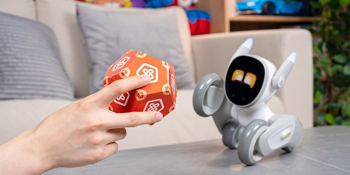 Zabawka interaktywna KEYI TECH Robot Loona Premium Edition KY004LN01 robot unoszący łapkę wpatrujący się w dużą czerwoną kostkę do gry