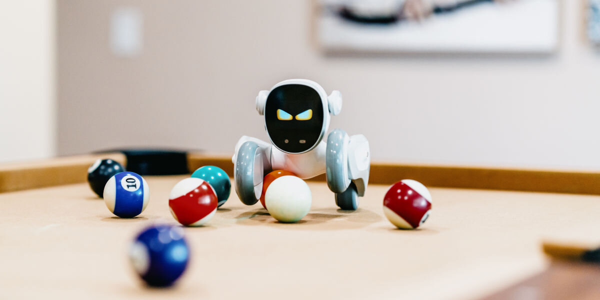 Zabawka interaktywna KEYI TECH Robot Loona Premium Edition KY004LN01 robot na stole bilardowym patrzący na rozrzucone bile