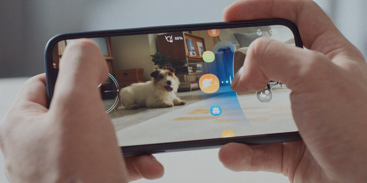 Zabawka interaktywna KEYI TECH Robot Loona Premium Edition KY004LN01 osoba zarządzająca robotem przez aplikację na ekranie widok z kamery robota