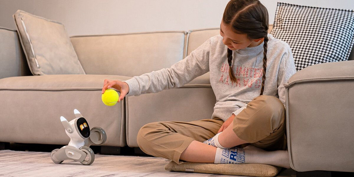 Zabawka interaktywna KEYI TECH Robot Loona Premium Edition KY004LN01 dziecko pokazujące robotowi żółtą piłeczkę