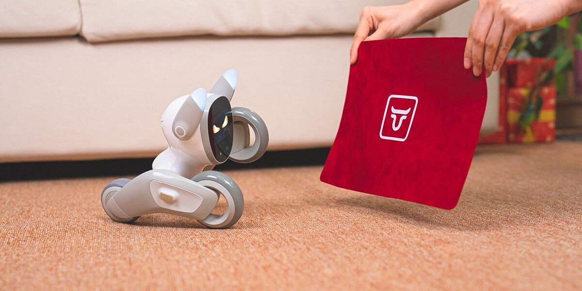 Zabawka interaktywna KEYI TECH Robot Loona Premium Edition KY004LN01 robot przyglądający się czerwonej tkaninie z nadrukiem