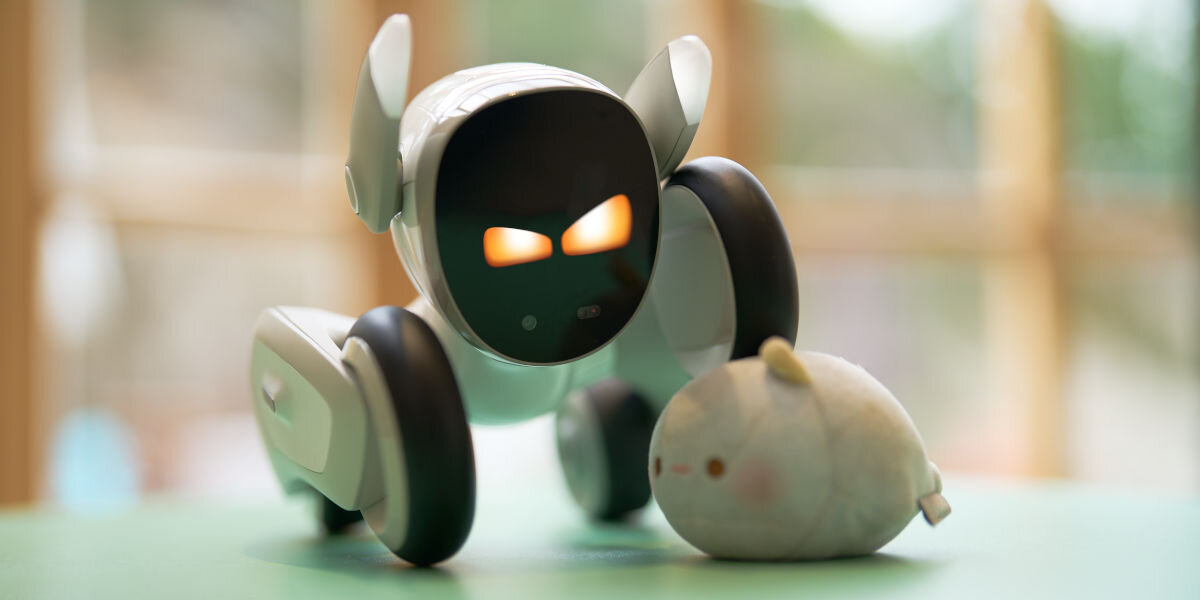 Zabawka interaktywna KEYI TECH Robot Loona Premium Edition KY004LN01 robot przyglądajacy się podejrzliwie pluszowej zabawce