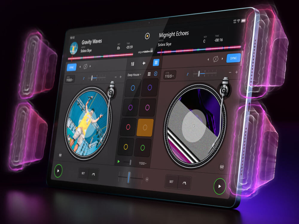 Tablet wyświetla interfejs aplikacji DJ-skiej z dwoma wirtualnymi gramofonami i kolorowymi przyciskami. Widoczne są tytuły utworów: \'Gravity Waves\' i \'Midnight Echoes\' oraz nazwa wykonawcy: \'Solara Skye\'.