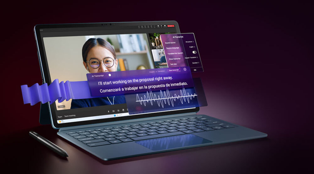 Tablet z klawiaturą i rysikiem wyświetla ekran z wideokonferencją oraz tekstem: \'I\'ll start working on the proposal right away; Comenzaré a trabajar en la propuesta de inmediato.\'
