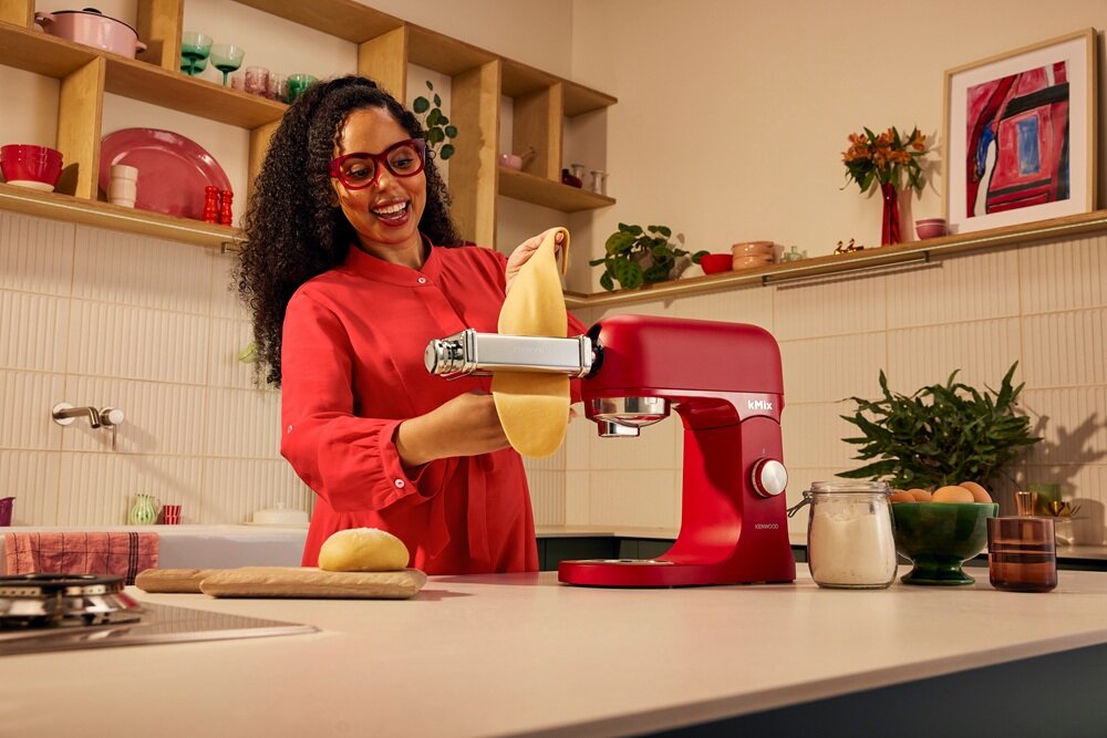 Robot kuchenny planetarny KENWOOD kMix KMX751ARD Czerwony system regulaci prędkości, dopasowanie tempa ubijania, powolne miksowanie