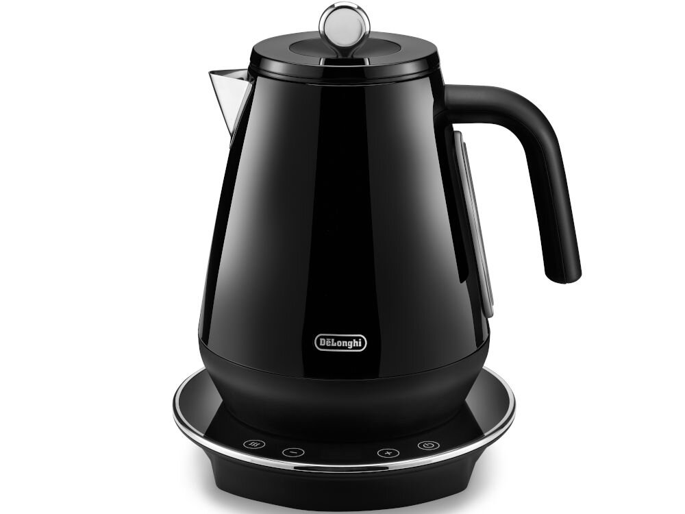 Czajnik DELONGHI KBY2011.BK białe tło czarny czajnik stoi bokiem podstawka przyciski srebrne elementy pojemność 1,7 l funkcjonalność wyjątkowy styl entuzjaści herbaty bezprzewodowy design w dowolnej pozycji na podstawie obrotowej 360° prawdziwa przyjemność swoboda styl 