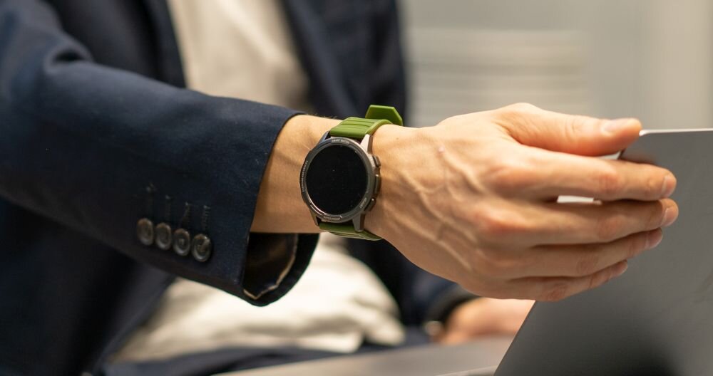 Smartwatch BEMI Tracker ekran bateria czujniki zdrowie sport pasek ładowanie pojemność rozdzielczość łączność sterowanie krew puls rozmowy smartfon aplikacja