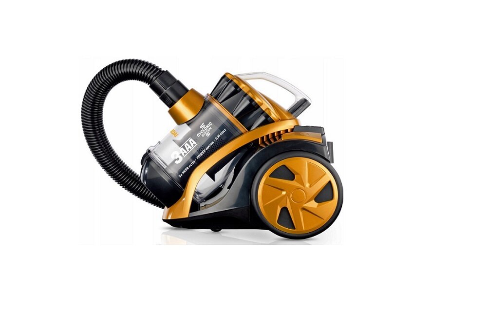 Odkurzacz w kolorze czarno-pomarańczowym z dużymi kołami i przezroczystym pojemnikiem na kurz. Na obudowie widoczne są napisy: \'3AAA\' oraz \'HYUNDAI\'.