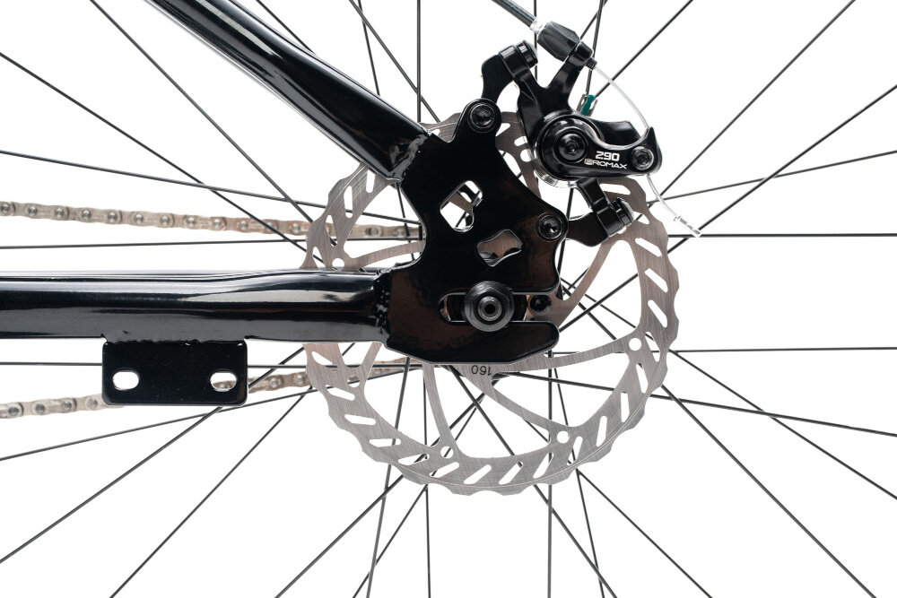 Rower górski MTB INDIANA X-Dirt 1.0 M14 26 cali męski Czarny połysk zbliżenie na tylny hamulec podstawa bezpieczeństwa hamulce tarczowe mechaniczne bardzo duża siła hamowania sprawdzają się w każdych warunkach pogodowych i na każdej trasie hamulce z przodu i z tyłu podwójny pakiet bezpieczeństwa