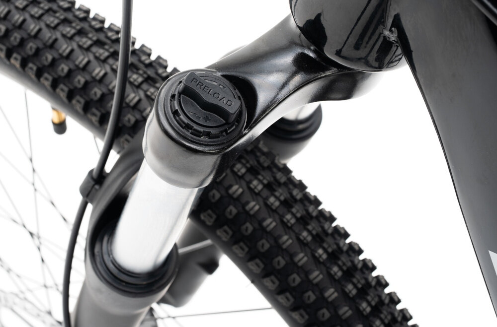 Rower górski MTB INDIANA X-Dirt 1.0 M14 26 cali męski Czarny połysk zbliżenie na amortyzator rower typu hardtail przedni amortyzator marki ZOOM typu Bed/Cp YS-727-26-D DISC ED/ED solidne i ekonomiczne rozwiązanie do rekreacyjnej jazdy konstrukcja sprężynowa tłumi drgania mocowanie tarczowe Disc prosta budowa