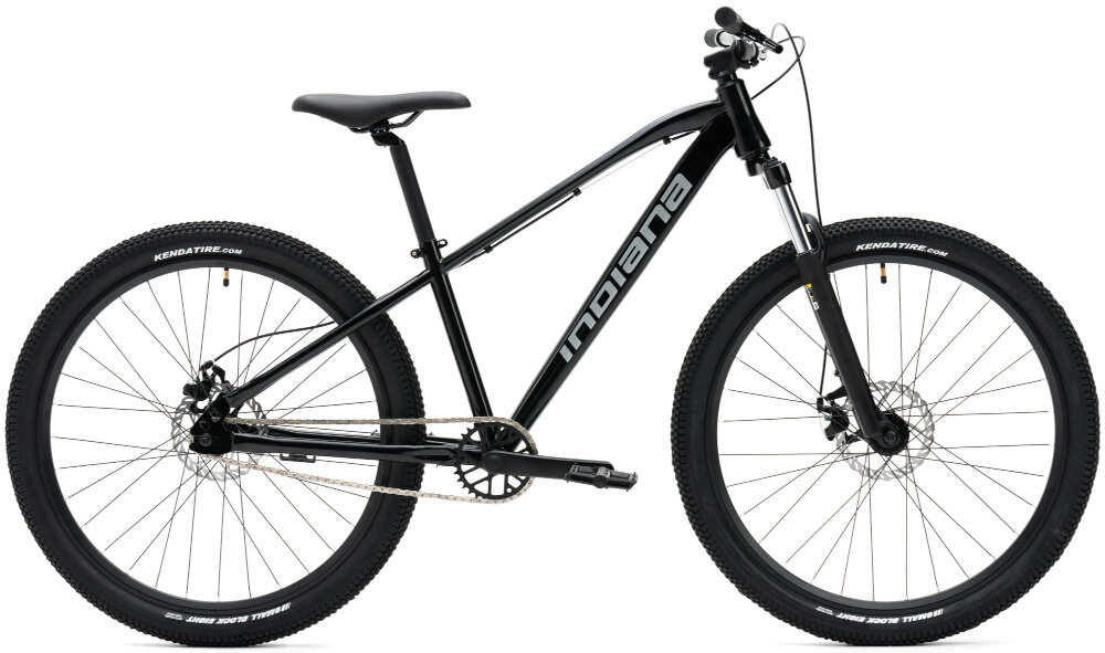 Rower górski MTB INDIANA X-Dirt 1.0 M14 26 cali męski Czarny połysk rower na białym tle widoczny od tyłu pod skosem rower typu single speed został on pozbawiony przerzutek dla osób ceniących prostotę i stabilność napędu jednorzędowy system wymaga mniej serwisowania dobrze znosi jazdę w błocie i deszczu dla osób trenujących siłę i kondycję