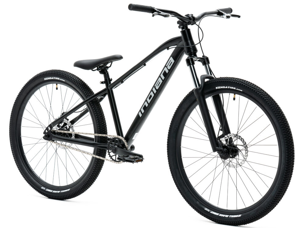 Rower górski MTB INDIANA X-Dirt 1.0 M14 26 cali męski Czarny mat rower na białym tle widoczny od przodu pod skosem góral pojazd dla sportowców do jazdy wyczynowej uniwersalny dla amatorów zwrotny łatwo wchodzi w zakręty do jazdy w mieście za miastem w lesie na górskim szlaku w błocie nie za głębokim piachu